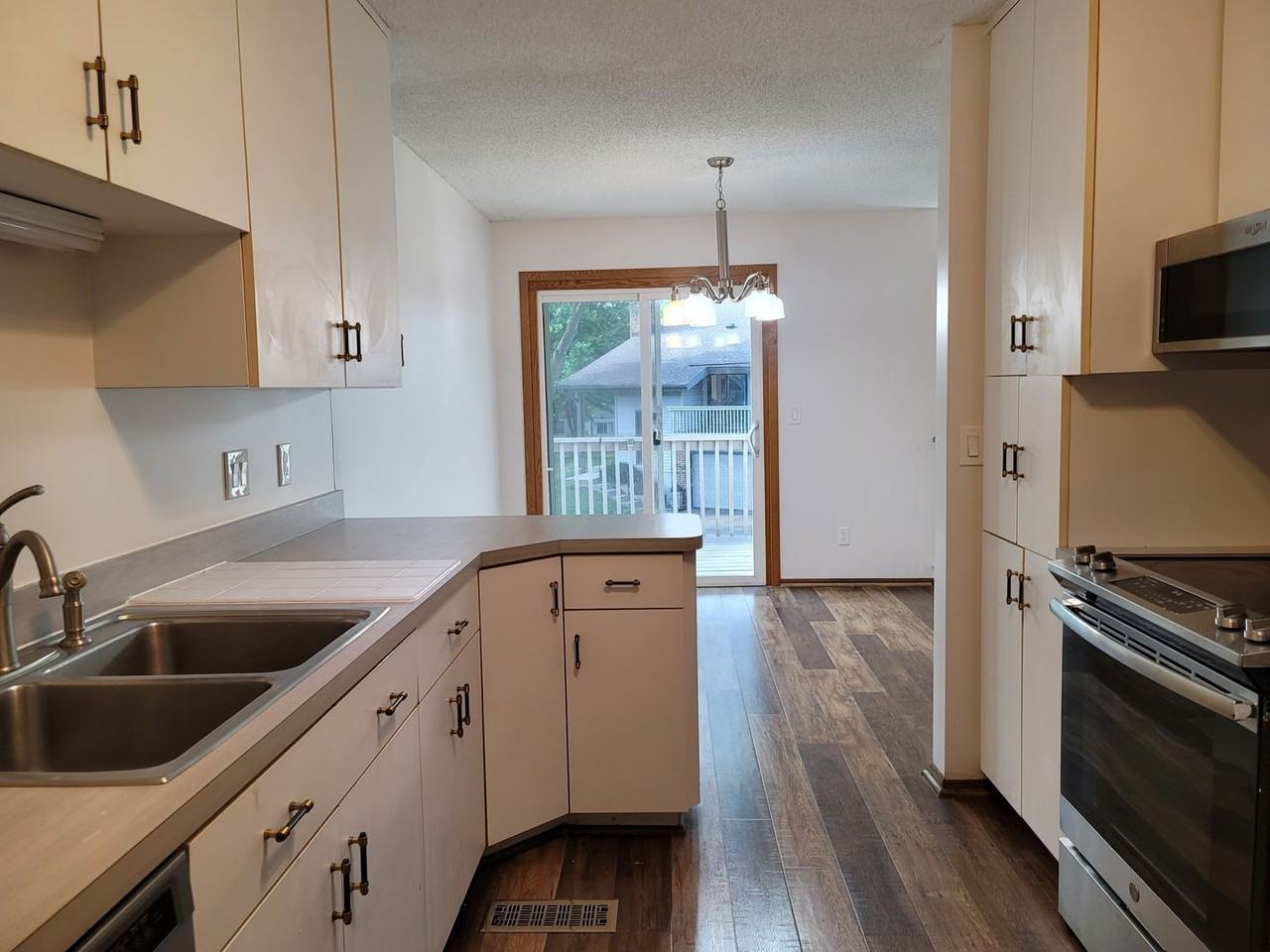 9630 Hampshire Ln - Photo 3 of 9