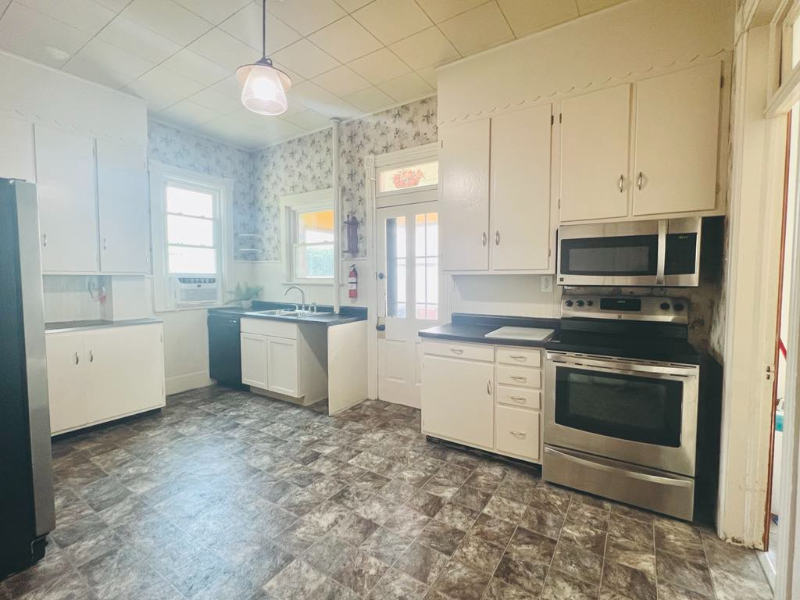 207 Avenue G - Photo 2 of 20