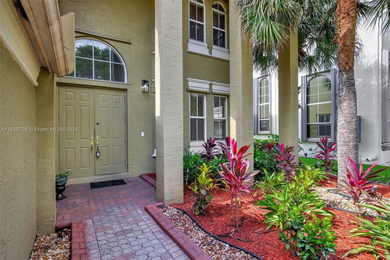 15835 Sw 51st St - Photo 2 of 8