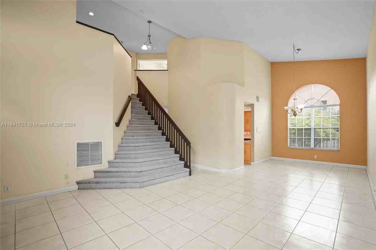 18405 Nw 9th Ct - Photo 3 of 8