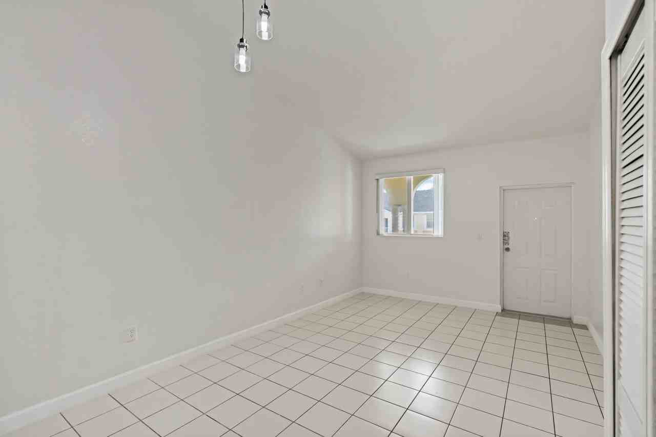 1663 Se 29th St #204 - Photo 4 of 36
