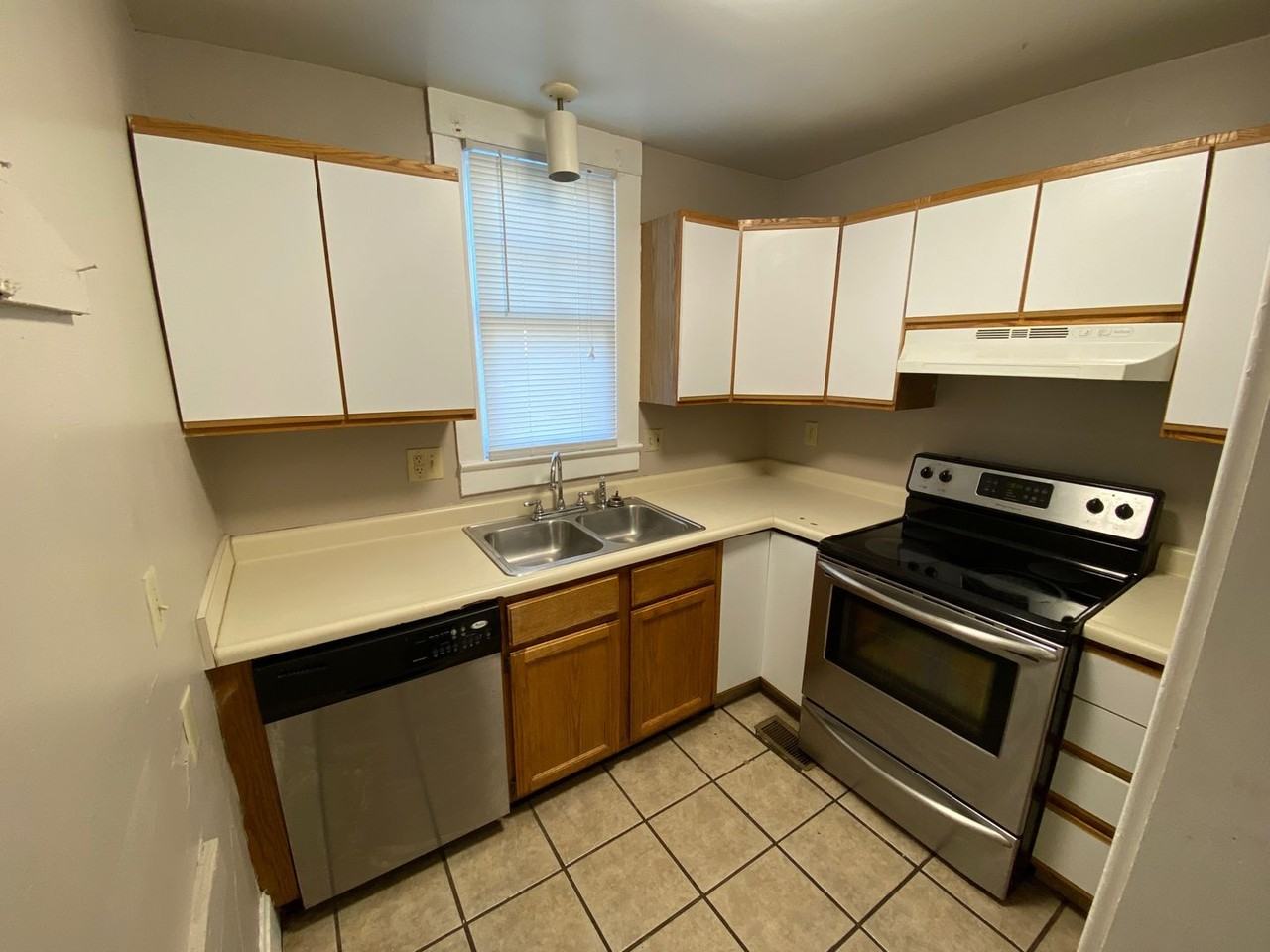 2103 Summit St - Photo 7 of 17