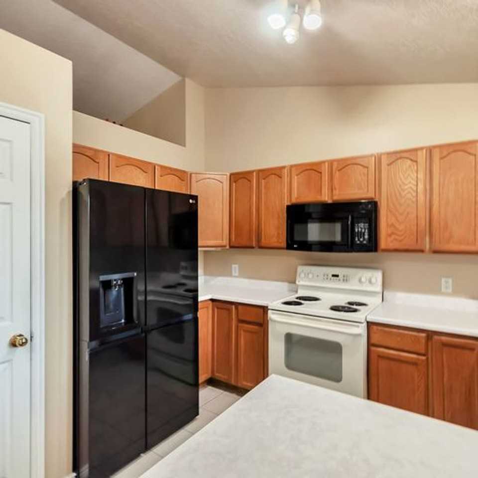 402 N 880 E - Photo 2 of 22
