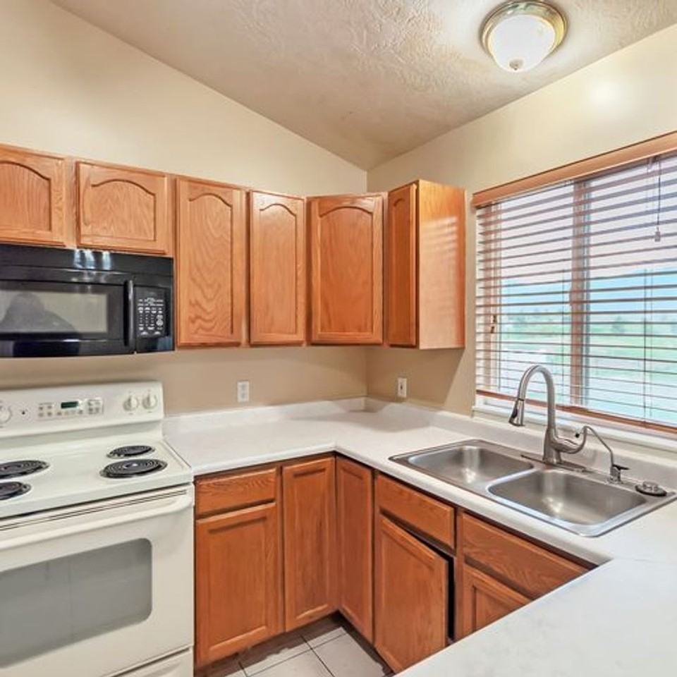 402 N 880 E - Photo 3 of 22