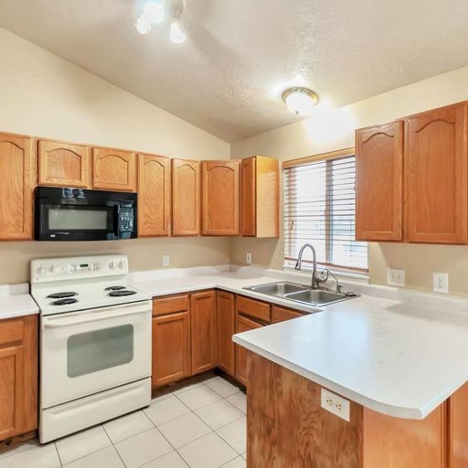 402 N 880 E - Photo 4 of 22