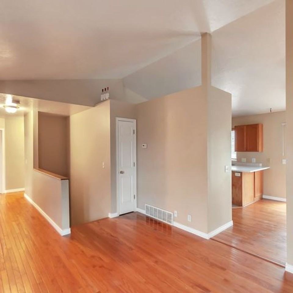 402 N 880 E - Photo 5 of 22