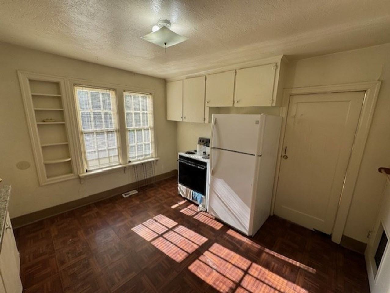 335 Northwest 12th Street - Photo 3 of 26