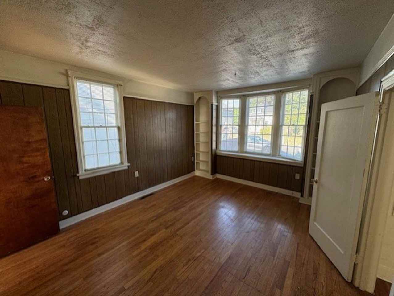 335 Northwest 12th Street - Photo 5 of 26