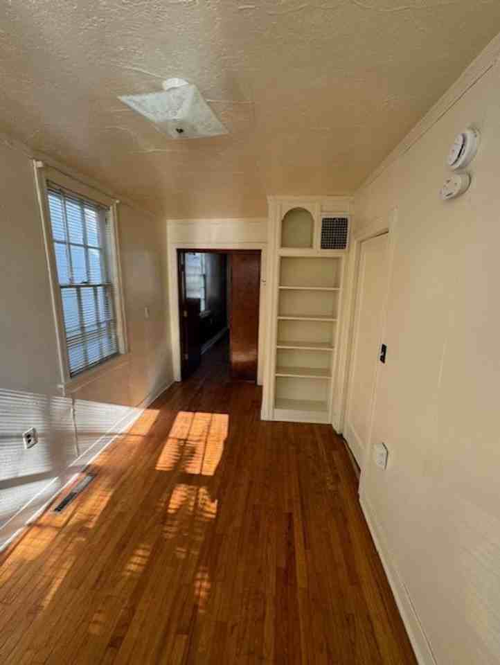 335 Northwest 12th Street - Photo 6 of 26