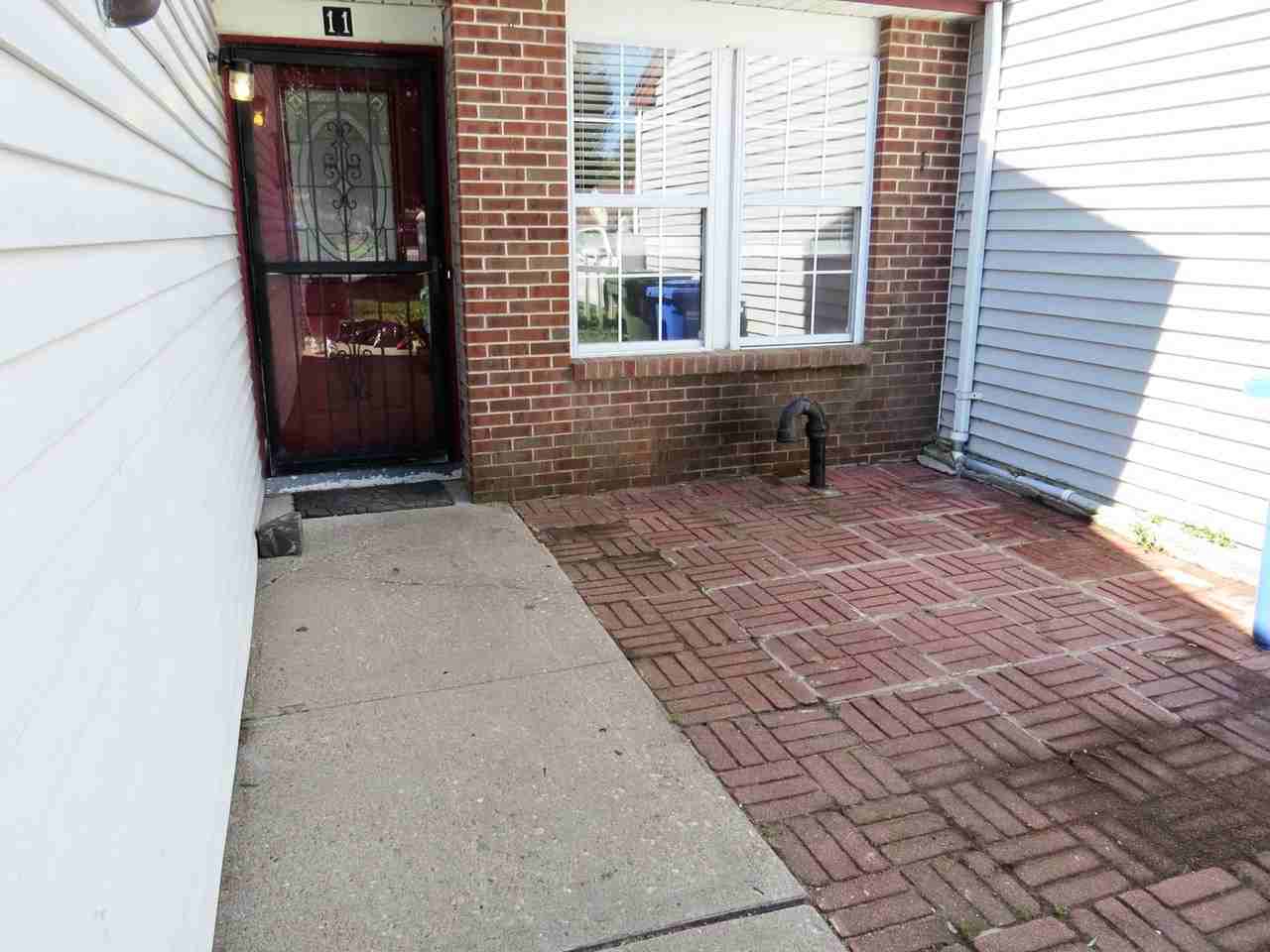 11 Yorktown Ct - Photo 2 of 13