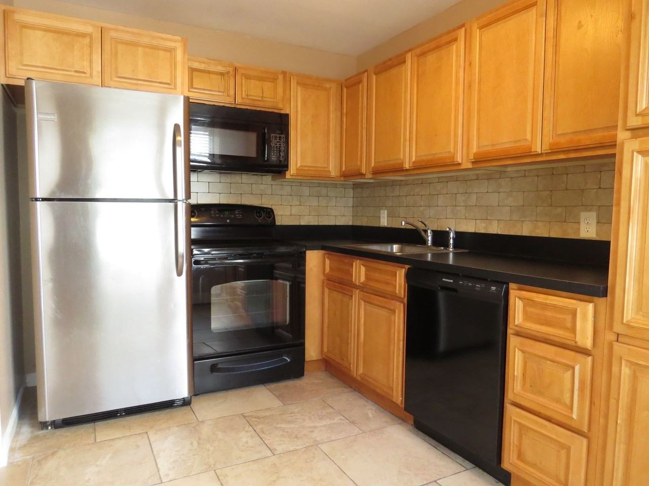 11 Yorktown Ct - Photo 3 of 13