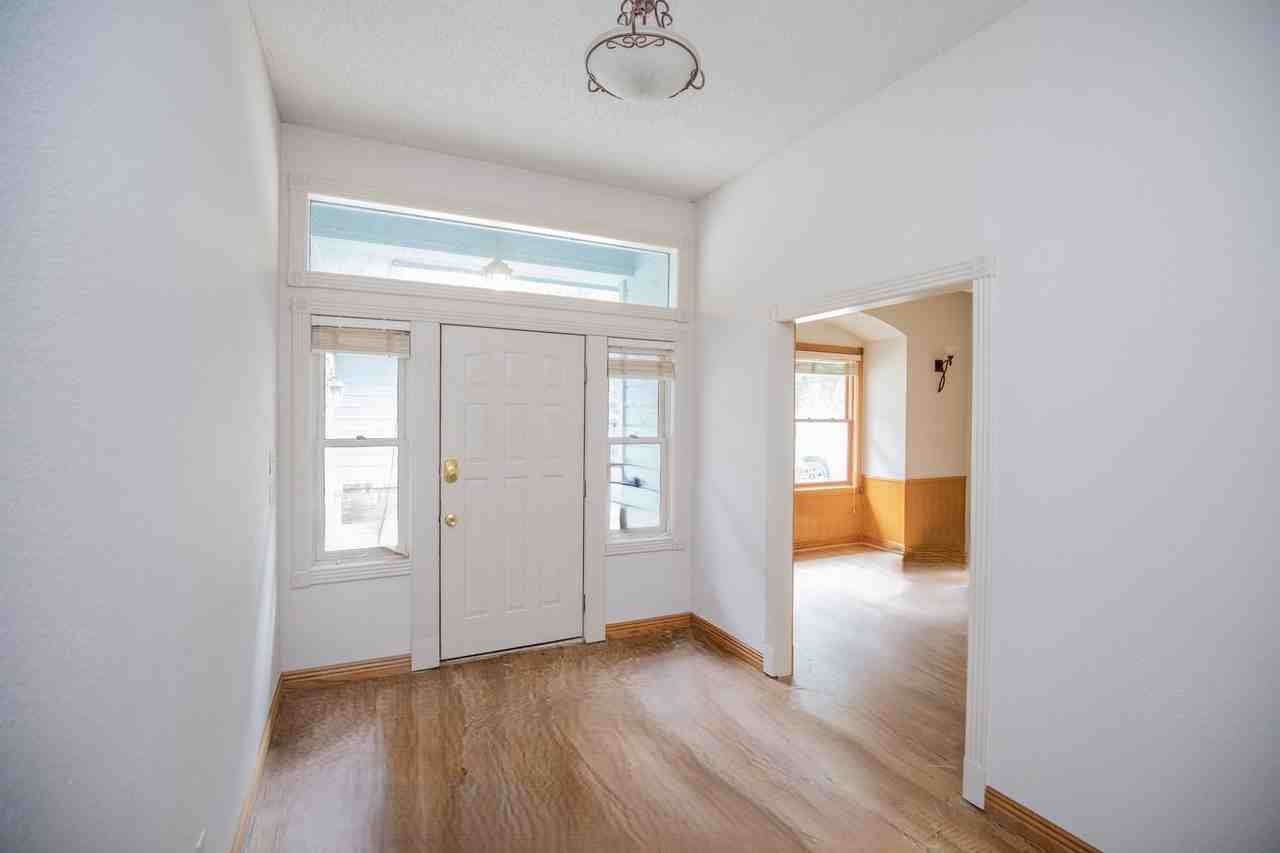 11974 Oak Hills Dr - Photo 2 of 28