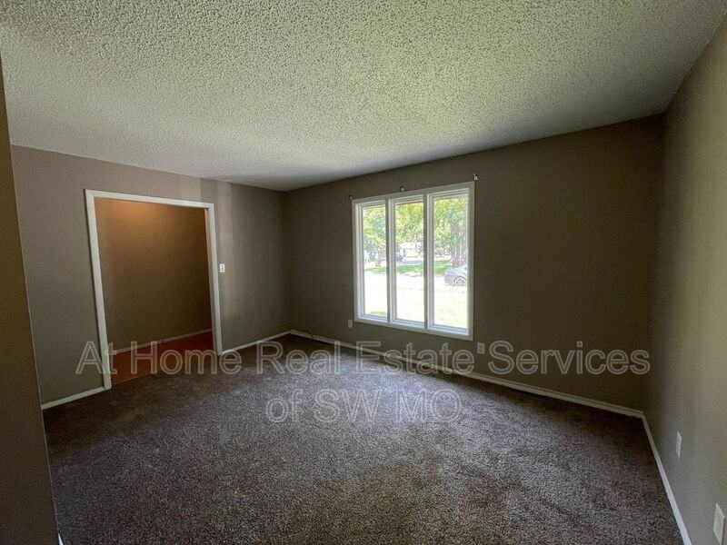 1236 W Winkler St - Photo 2 of 10