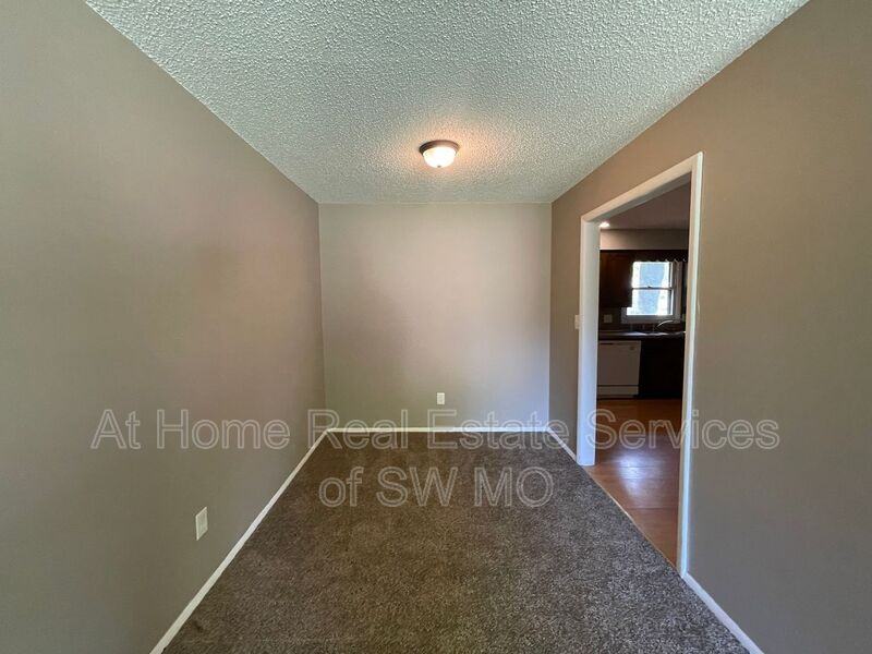 1236 W Winkler St - Photo 3 of 10