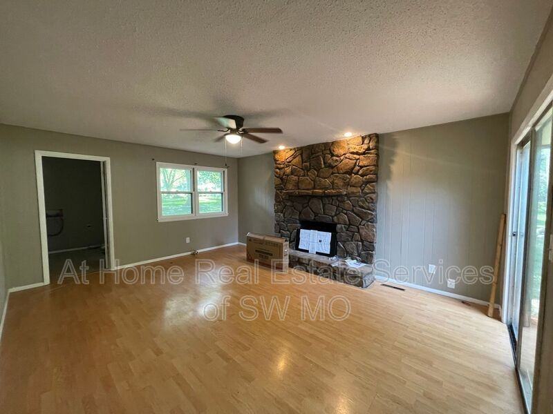 1236 W Winkler St - Photo 4 of 10
