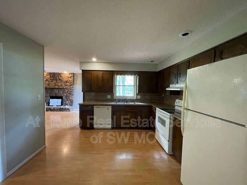 1236 W Winkler St - Photo 5 of 10