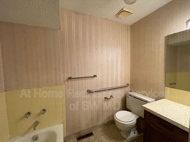 1236 W Winkler St - Photo 7 of 10