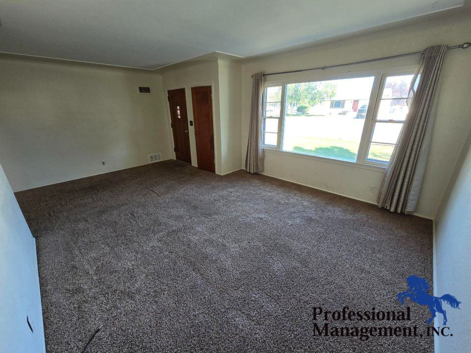 1926 Broadwater Ave - Photo 2 of 9