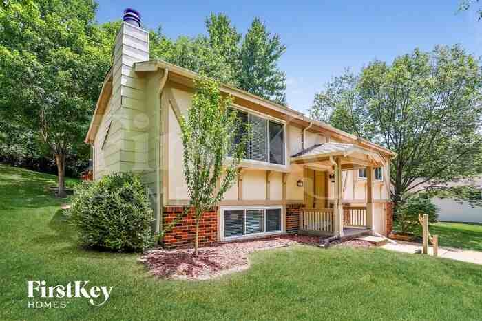 1032 Shadowoak Dr - Photo 2 of 15