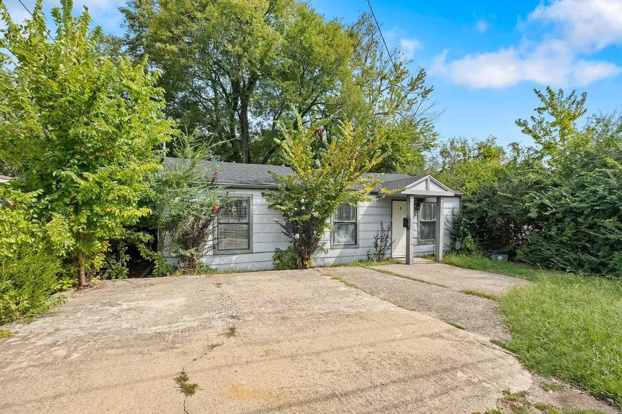 1022 W Holly St - Photo 3 of 28