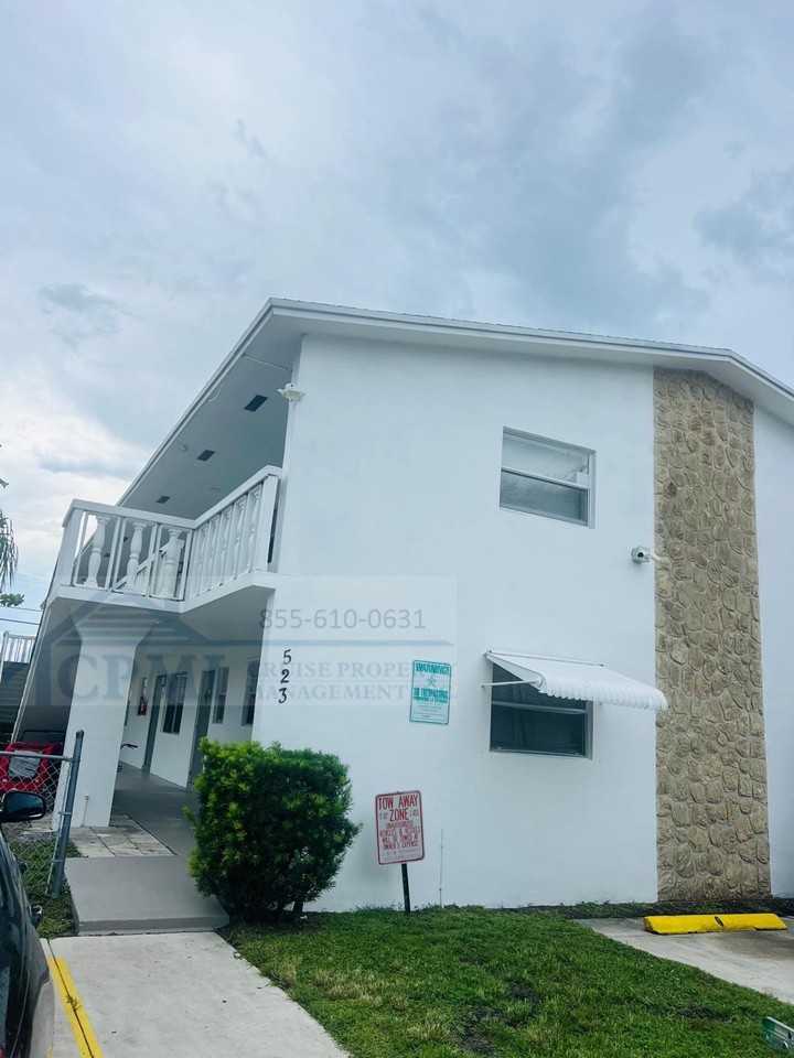 523 S K St Lake Worth, FL 33460 - Photo 2 of 9