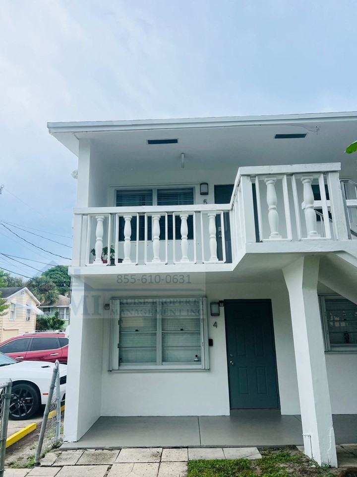 523 S K St Lake Worth, FL 33460 - Photo 3 of 9