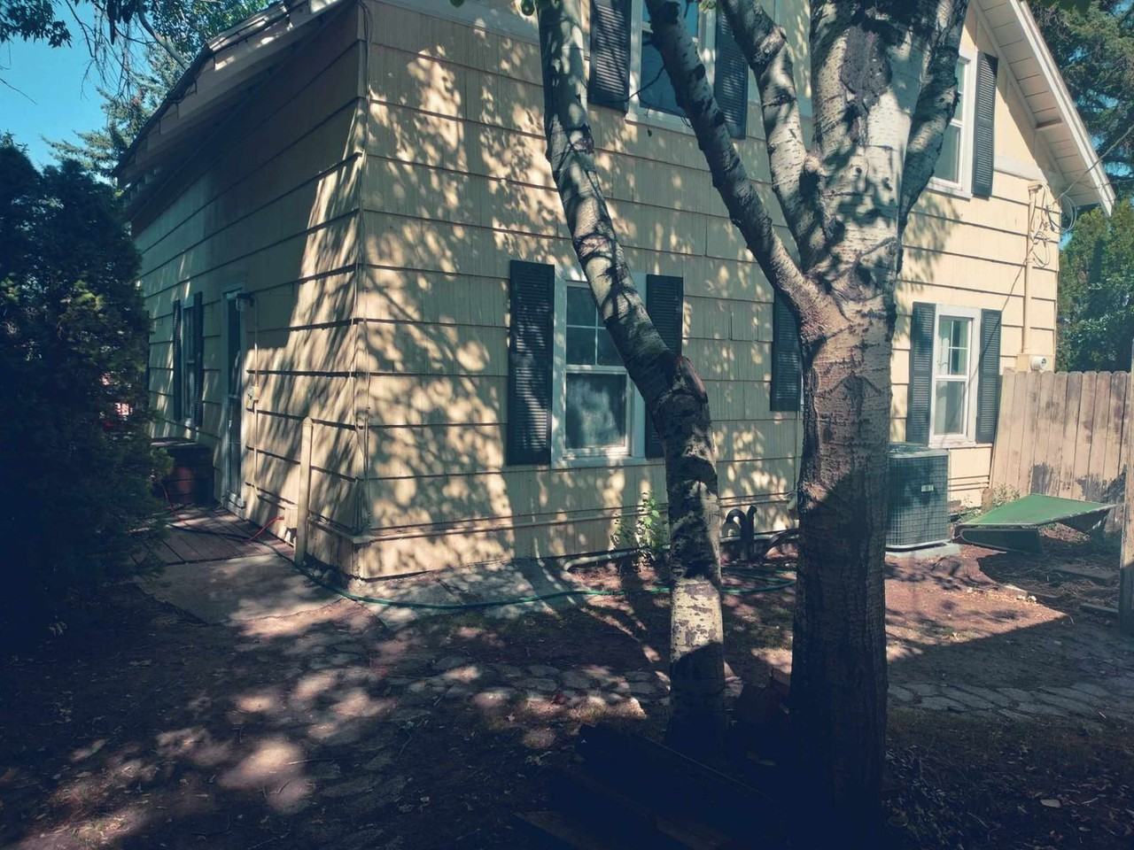 221 S 2nd E - Photo 4 of 50