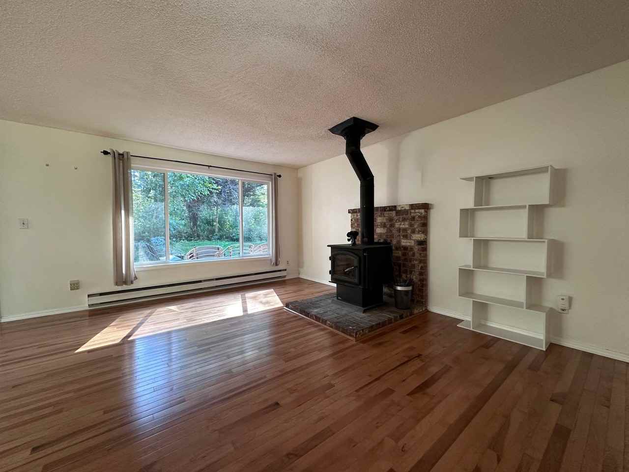 1642 Ne Columbia Ave - Photo 3 of 20