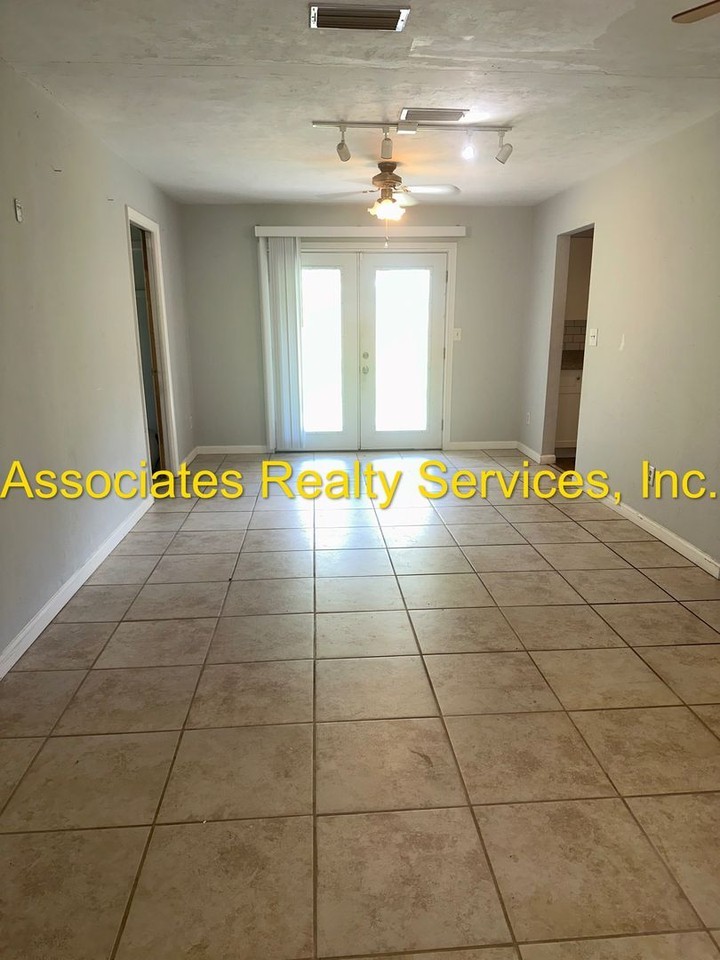 1703 Nw 39th Ter - Photo 4 of 10