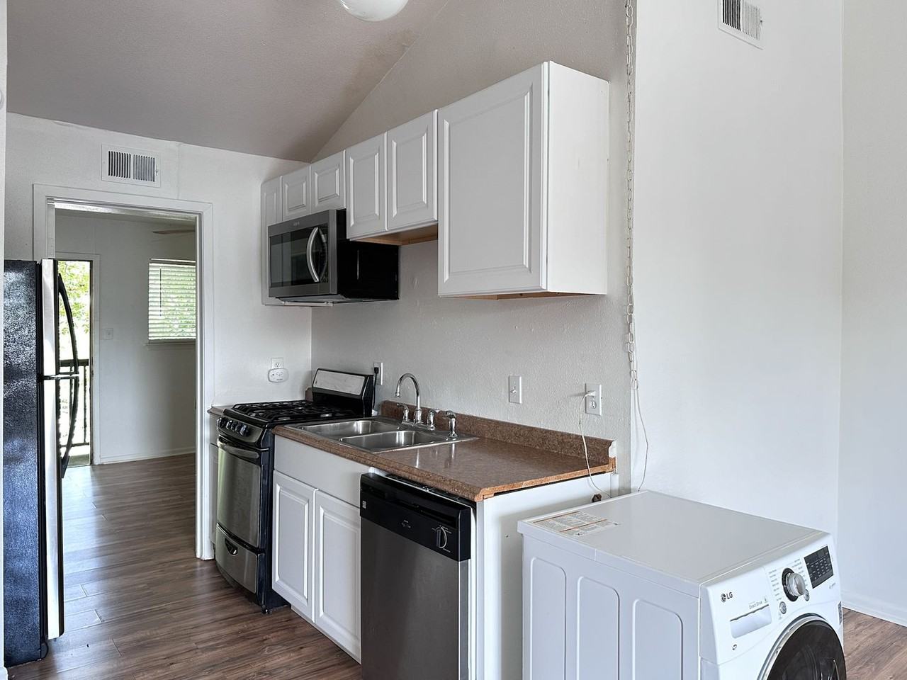 1010 W 23rd St #14 - Photo 5 of 9