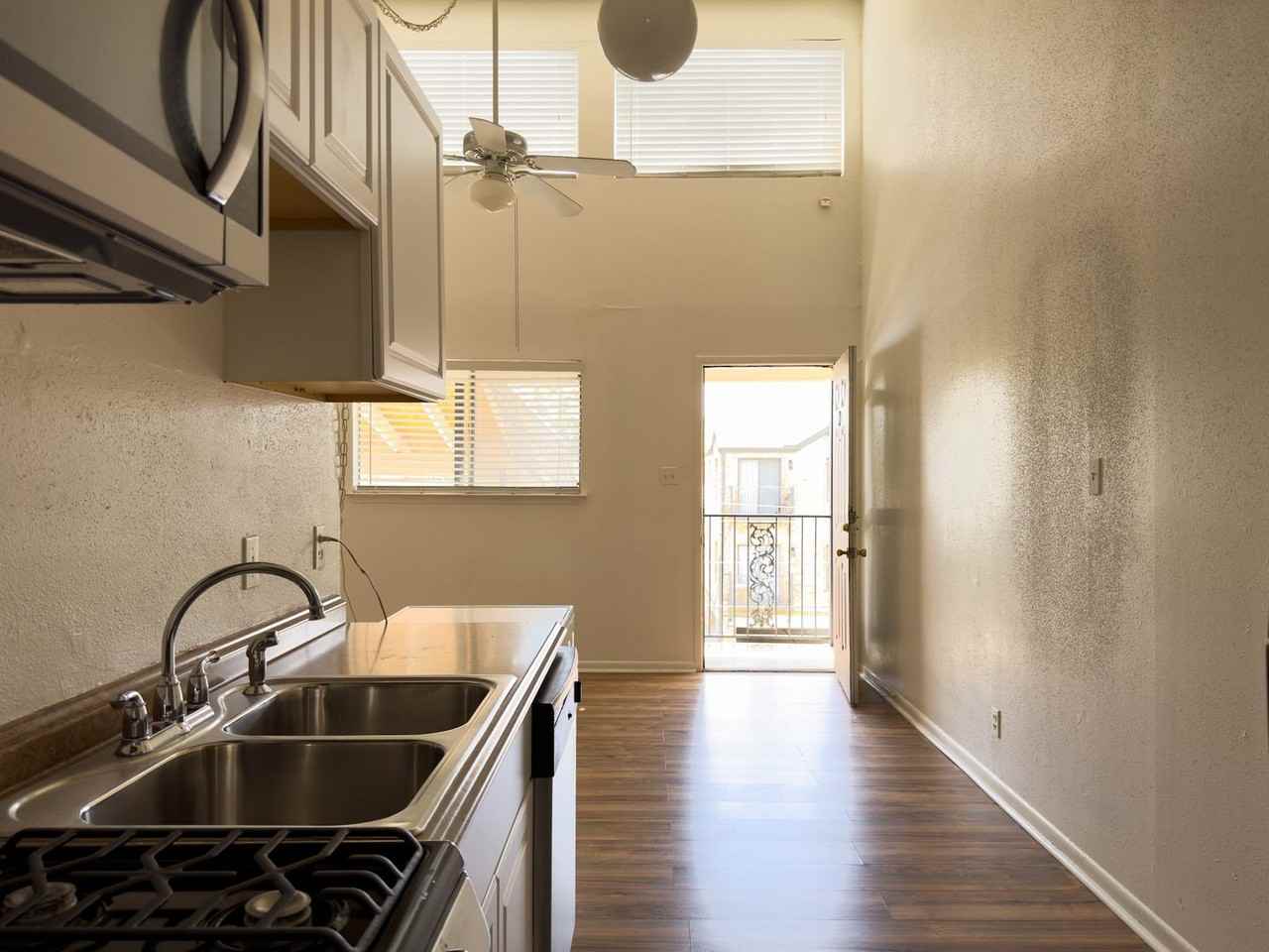1010 W 23rd St #14 - Photo 6 of 9