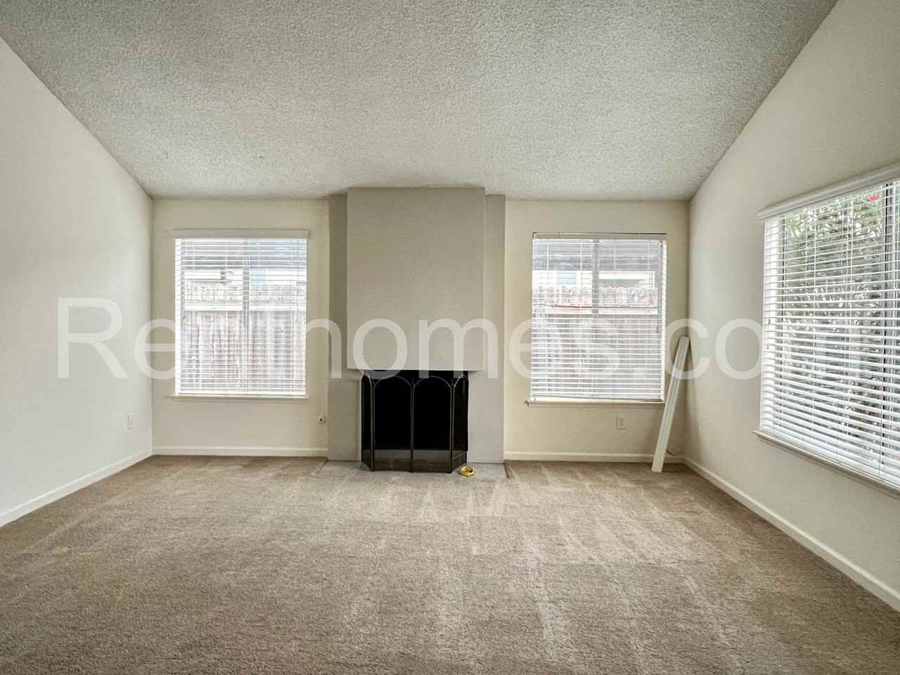 11303 Kelowna Rd - Photo 2 of 22