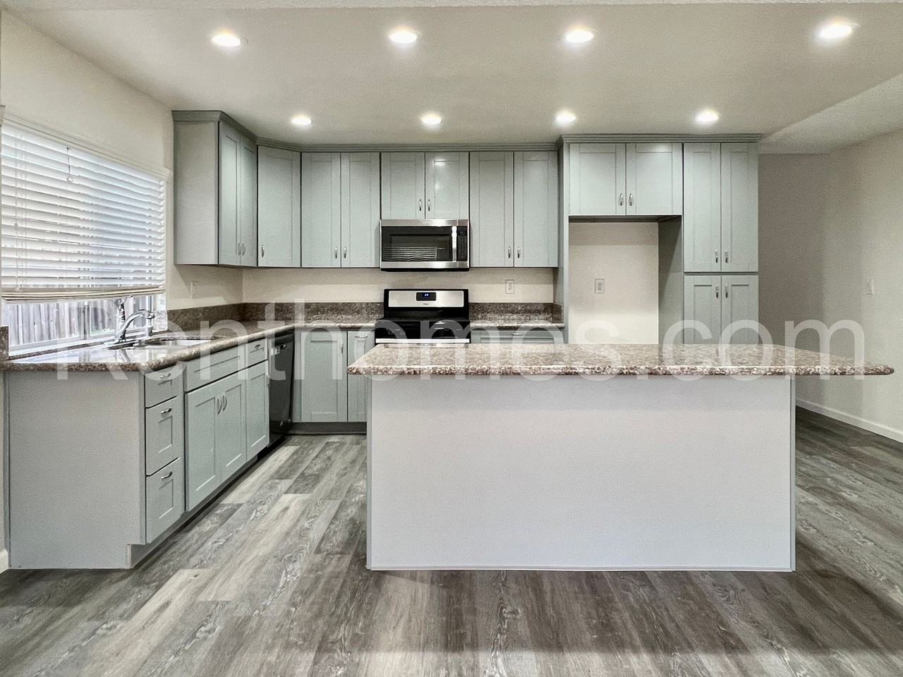 11303 Kelowna Rd - Photo 3 of 22
