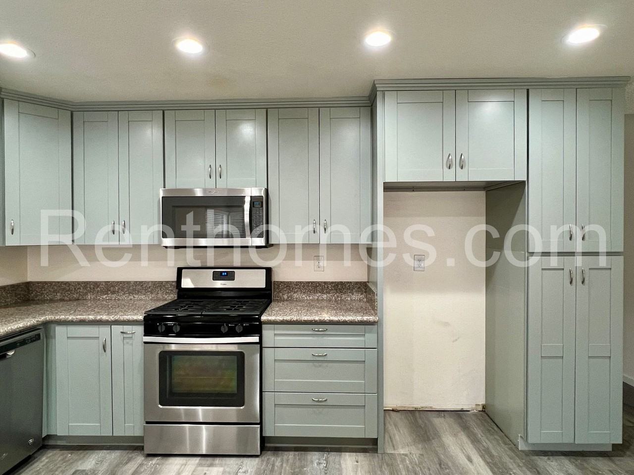 11303 Kelowna Rd - Photo 4 of 22