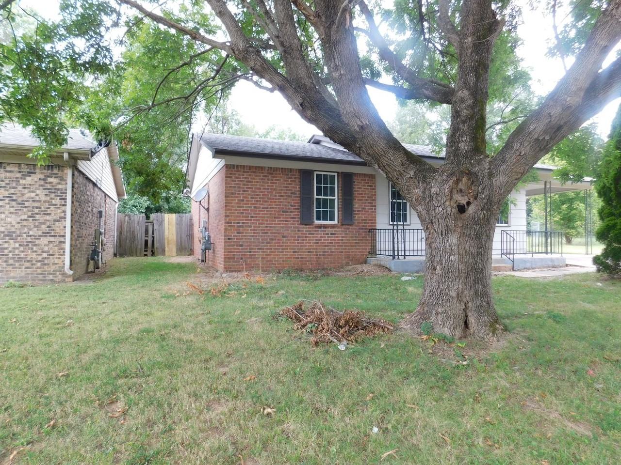 5293 Cedar Bluff Dr - Photo 2 of 16