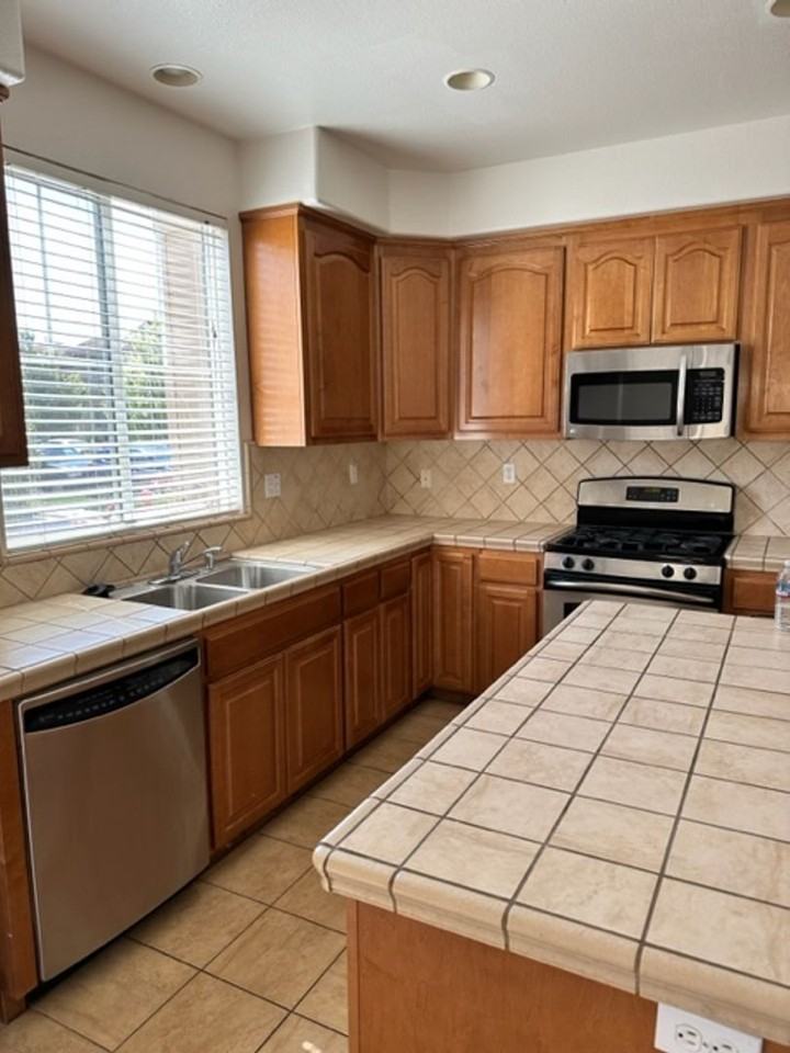 1552 Bailey Dr - Photo 2 of 14