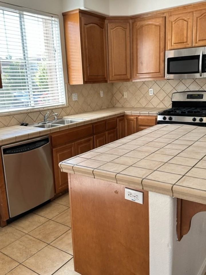 1552 Bailey Dr - Photo 3 of 14