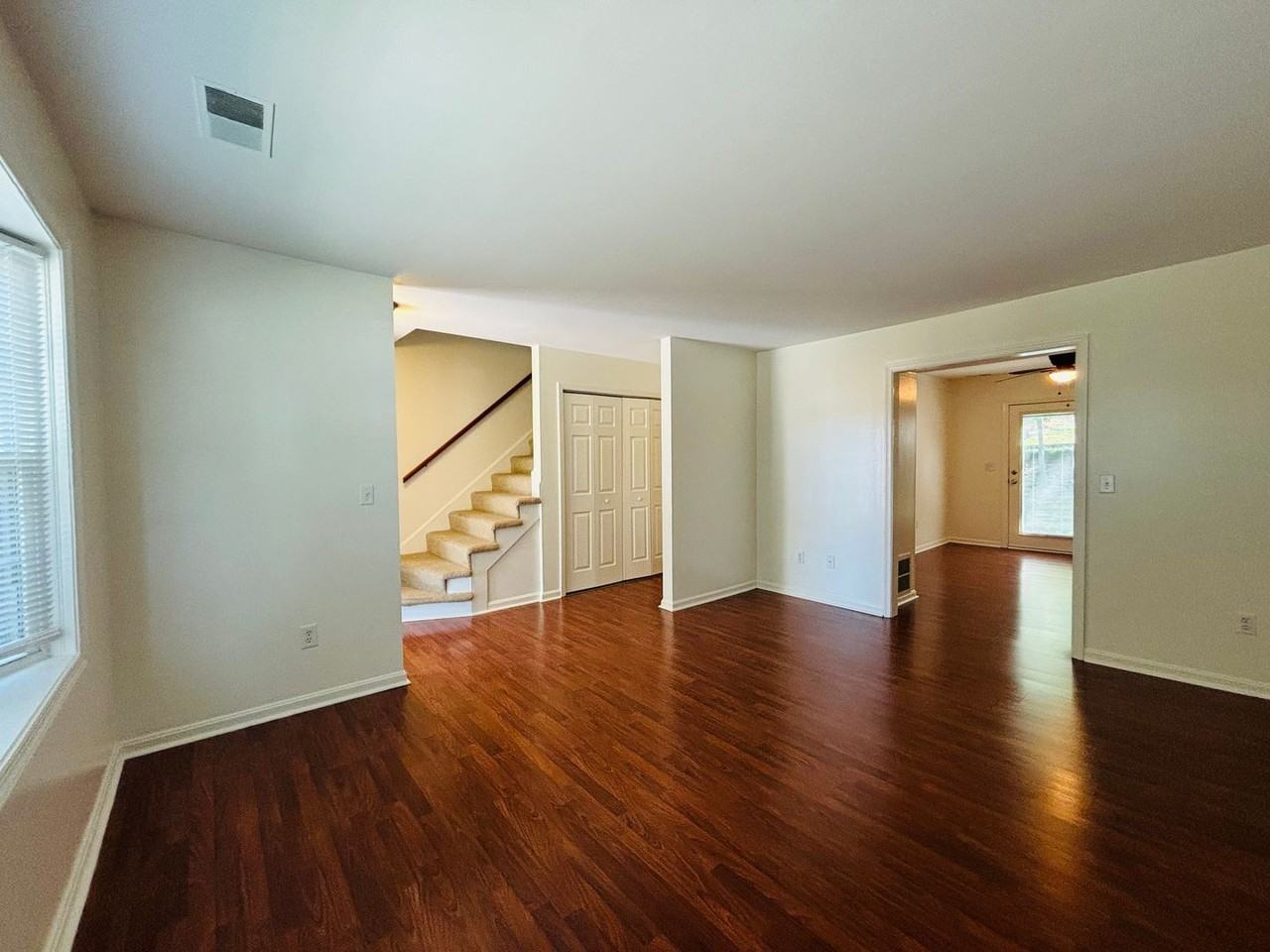 1911 Sussex Rd - Photo 4 of 22