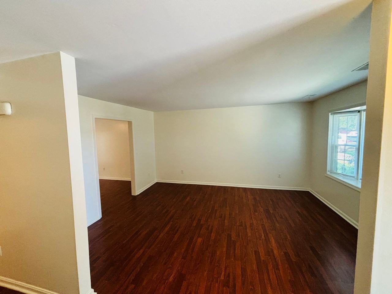 1911 Sussex Rd - Photo 5 of 22