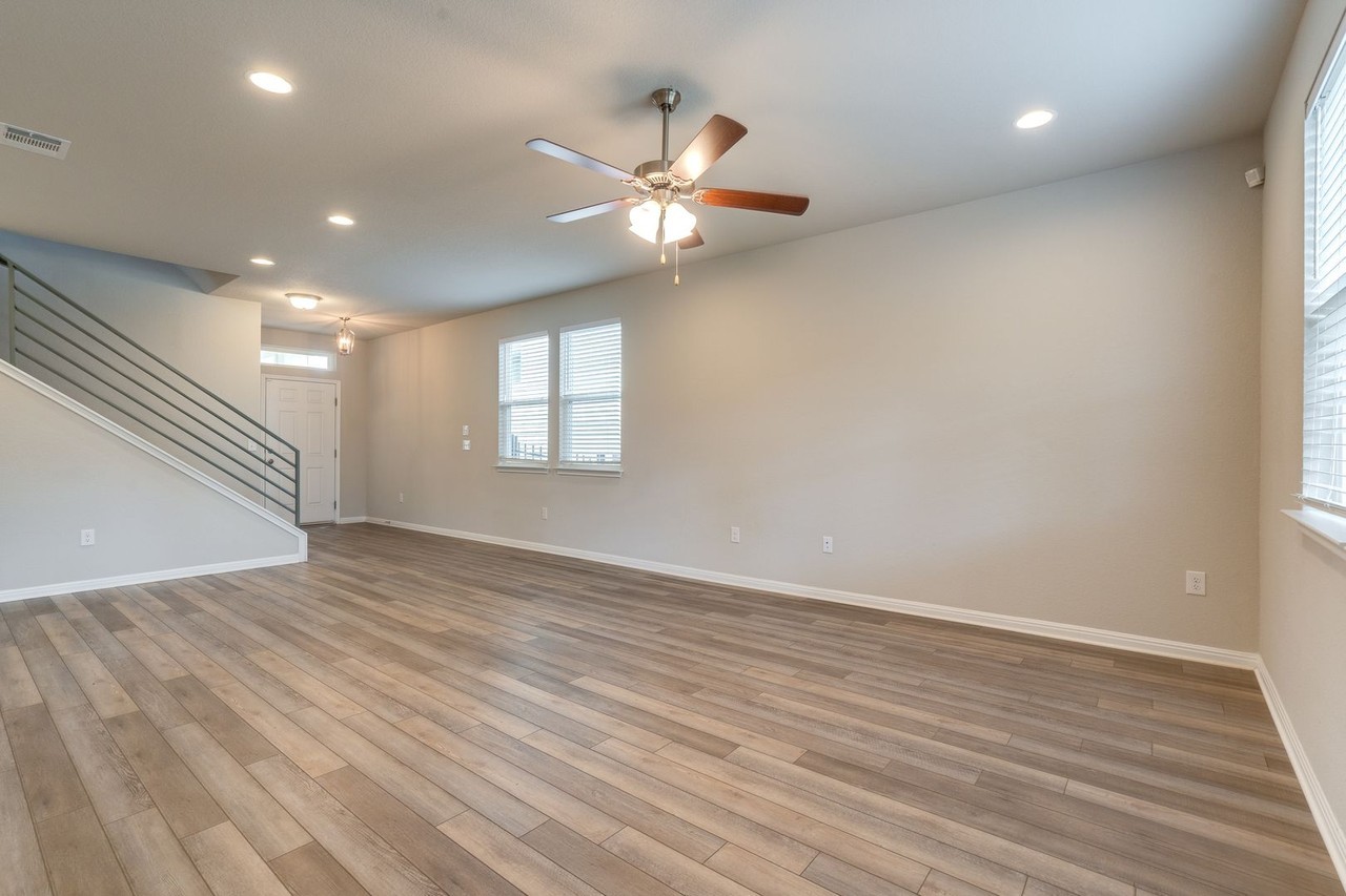 237 Hauser Dr - Photo 4 of 23