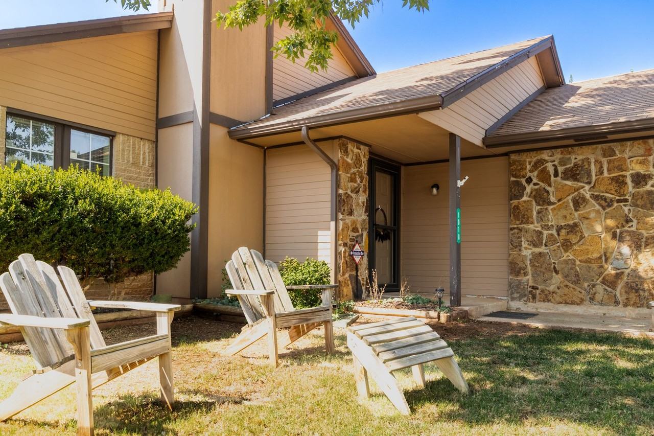 1018 Nw 166th Ter - Photo 3 of 23