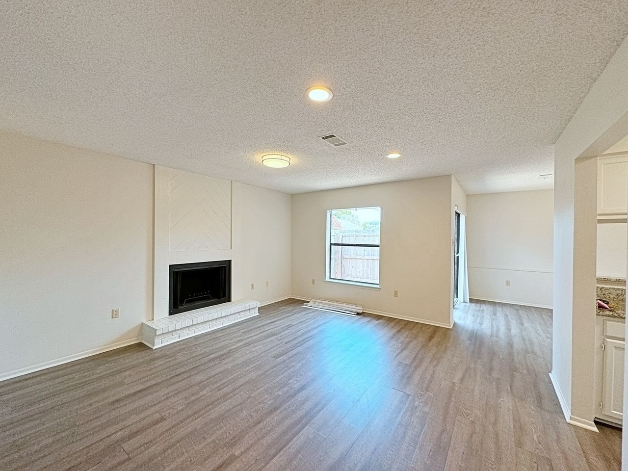 5121 Everett Ln - Photo 4 of 18