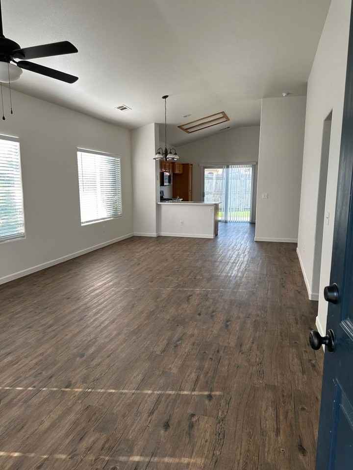 1404 Bradley Ct - Photo 2 of 17