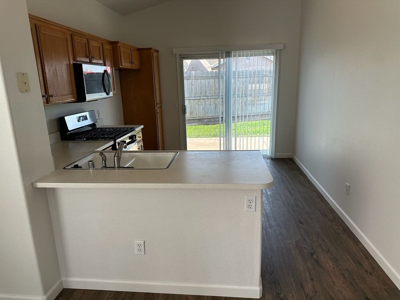1404 Bradley Ct - Photo 3 of 17