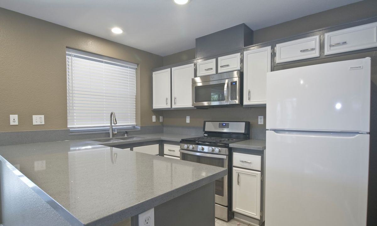 265 S Olive St - Photo 7 of 16