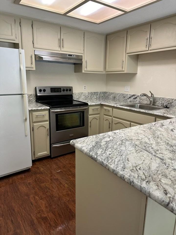 2587 Lagoon Ln - Photo 3 of 15