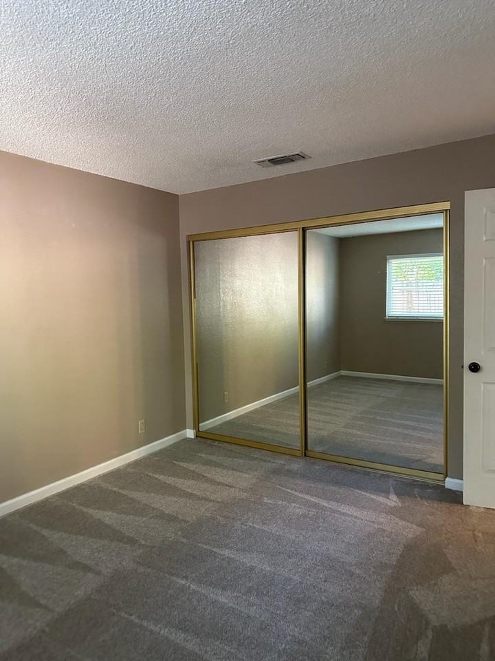 2587 Lagoon Ln - Photo 7 of 15