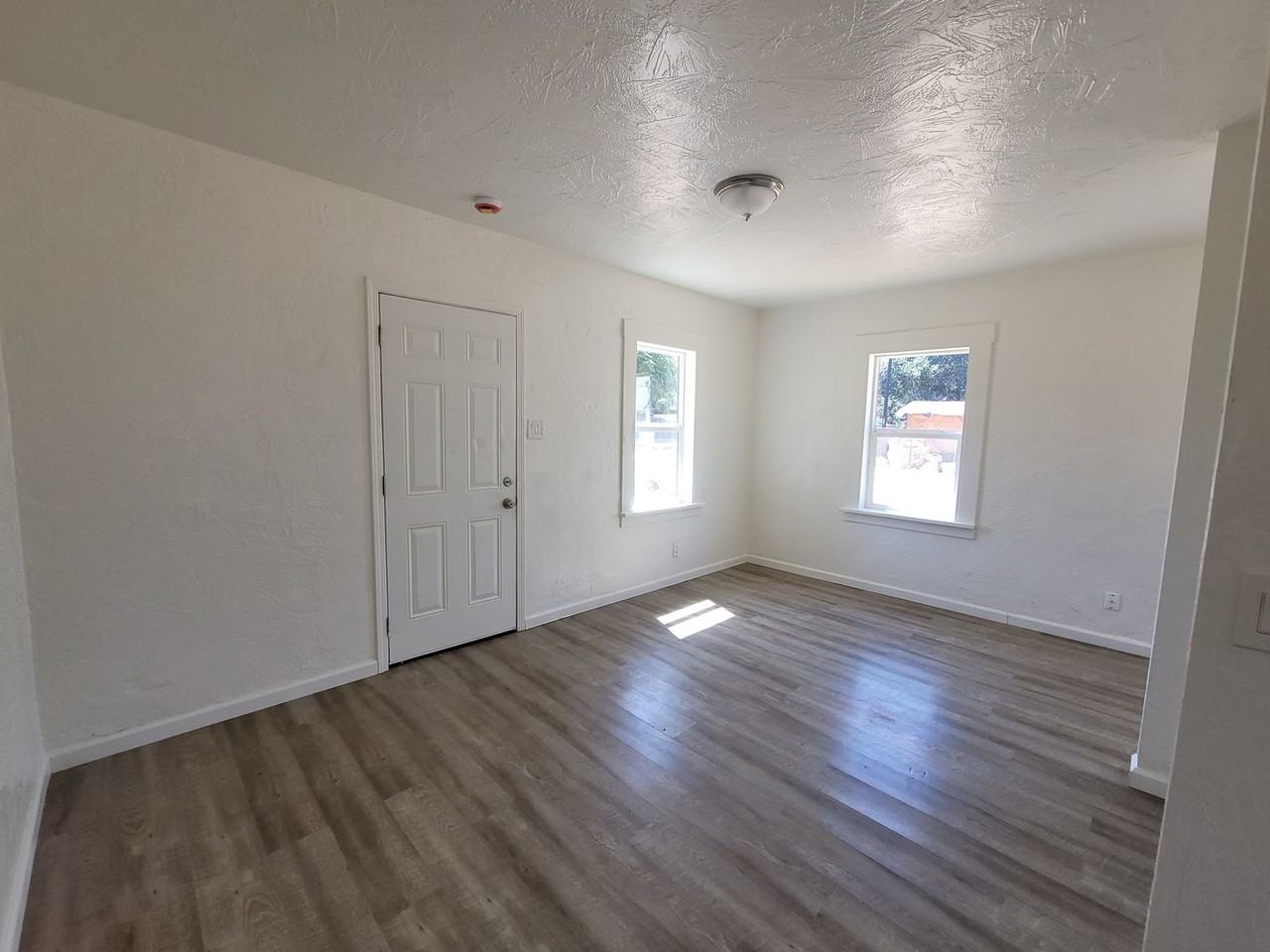 925 1/2 7th St - Photo 2 of 5