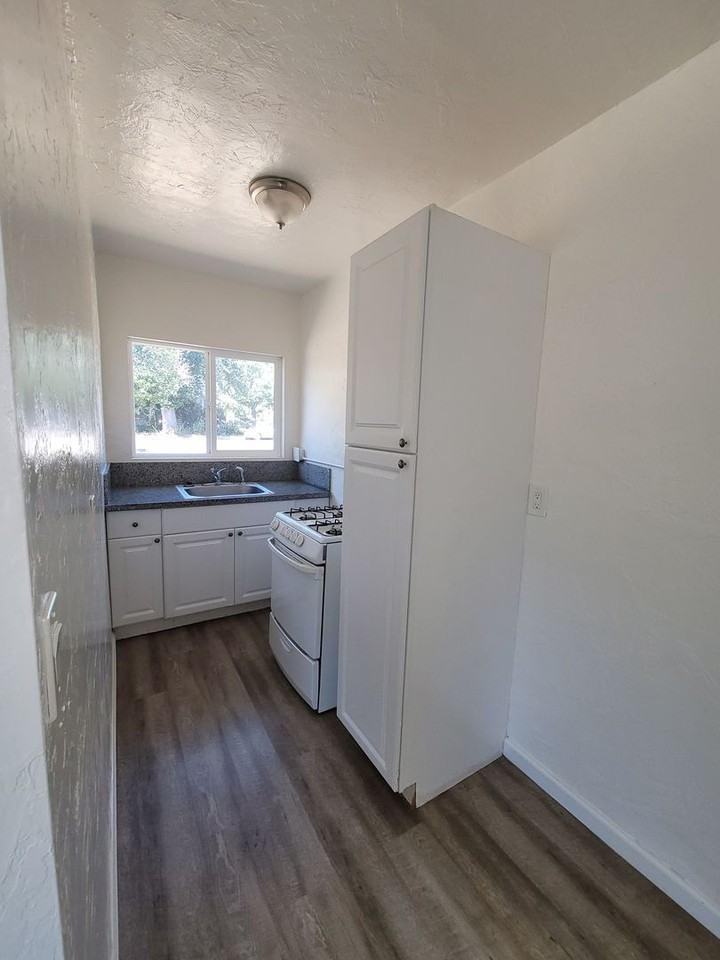 925 1/2 7th St - Photo 3 of 5