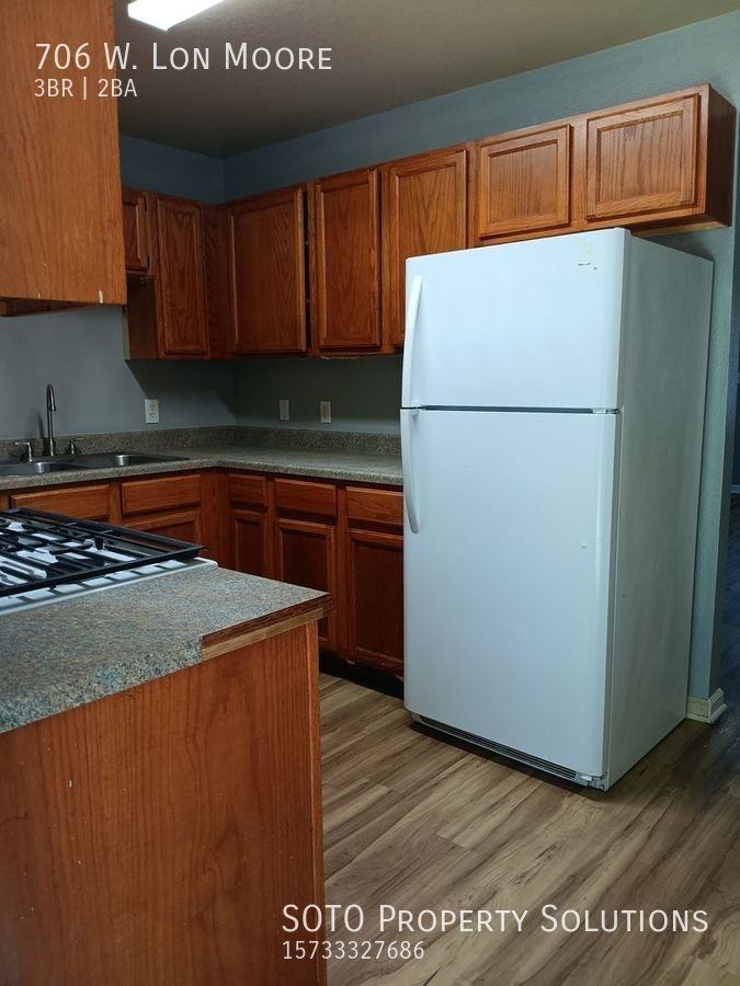 706 Lon Moore St - Photo 2 of 9